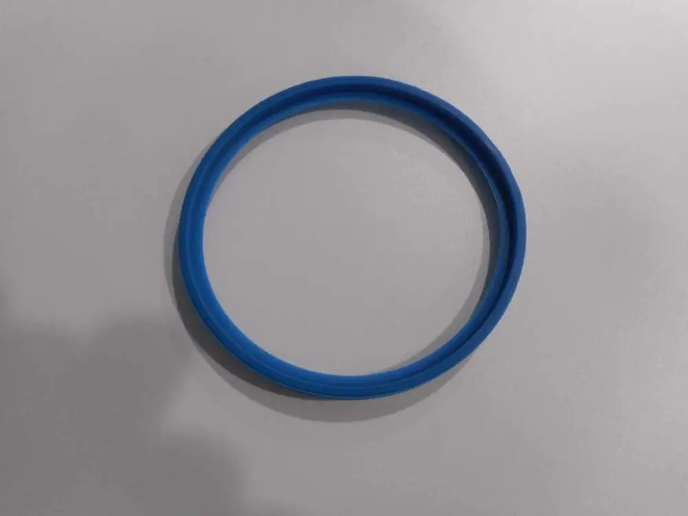 Blauer Dichtring auf einem hellen Untergrund, potenziell passend für Produkte wie die Remeha Abgasanlagen.